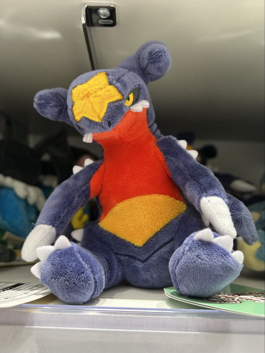 Rex11Skywalker's tweet photo. ガブ、きみにきめたっ。
目つきの悪さと、ふてぶてしさがたまらん💜
ポケふた活の相棒にしよ。

ポケモンセンターいつまでもおれるわ🙂
#ポケモンfit
#ポケモンセンター
#ポケモンGO
#ポケGO
#ポケふた https://t.co/dJ2xQcp0CM