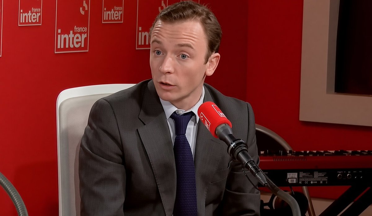 BastionMediaFR's tweet photo. 🔴🇫🇷 𝗙𝗟𝗔𝗦𝗛 𝗜𝗡𝗙𝗢 — Tollé à Radio France : les salariés réclament le RETRAIT de la chronique de Charles Sapin, directeur adjoint de la rédaction de Valeurs actuelles sur France Inter, et votent le principe d’une GRÈVE.

Dans une motion adoptée à l’unanimité, les personnels expriment leur « refus catégorique » de son arrivée, estimant que les valeurs de Valeurs actuelles ne sont pas « compatibles » avec celles du groupe public. L’intersyndicale doit désormais déposer un préavis de grève.

Le SNJ-CGT dénonce une « ligne rouge inacceptable », tandis que la Société des journalistes de France Inter affiche sa « ferme opposition » à sa présence à l’antenne.

(Sources : Le Monde / Le Figaro)