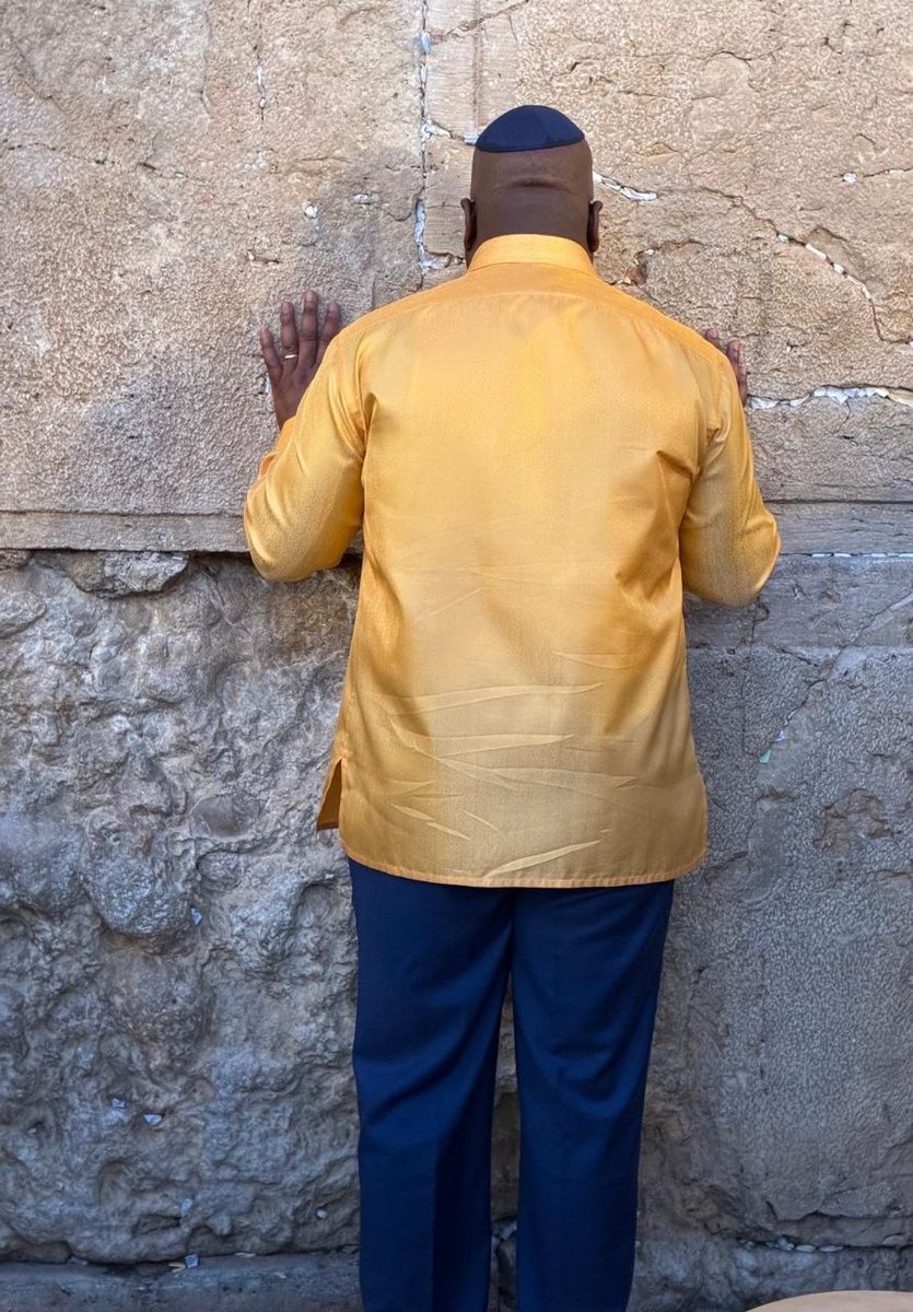 clashreport's tweet photo. DR Congo President Félix Tshisekedi kisses the Western Wall. https://t.co/EwLtkjqBSI