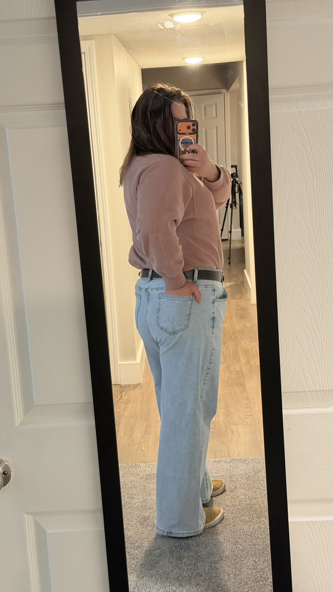 StelleSekai's tweet photo. If I’m in mom jeans does that make me a mommy? 🤔 https://t.co/2chDbY6oJq