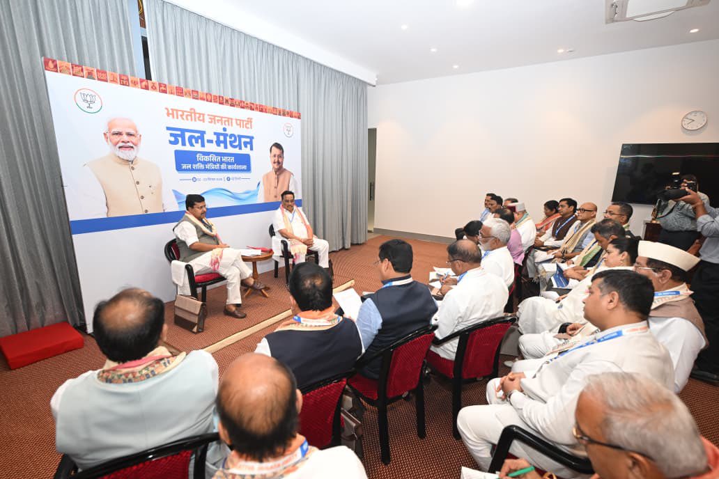 CRPaatil's tweet photo. आज भाजपा के राष्ट्रीय अध्यक्ष श्री नितिन नबीन जी के निवास पर विभिन्न राज्यों से आए मुख्यमंत्री, और जल संसाधन एवं पेयजल से जुड़े मंत्रीगणों के साथ उनका आत्मीय संवाद हुआ।

इस अवसर पर भाजपा के राष्ट्रीय महामंत्री (संगठन) श्री बी. एल. संतोष जी की भी गरिमामयी उपस्थिति रही। श्री नितिन नबीन जी एवं श्री बी. एल. संतोष जी का बहुमूल्य मार्गदर्शन हम सभी के लिए अत्यंत प्रेरणादायी रहा।

माननीय प्रधानमंत्री श्री नरेन्द्र मोदी जी के नेतृत्व में जल-सुरक्षित भारत के संकल्प को और गति देने के लिए हम सभी पूरी प्रतिबद्धता के साथ आगे बढ़ रहे हैं।

@NitinNabin 
@blsanthosh
