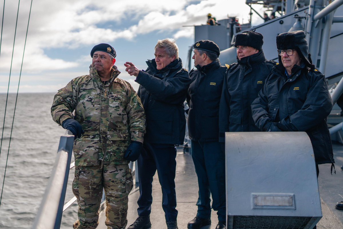 Oficina_Pdte's tweet photo. S.E. el Presidente de la República, José Antonio Kast Rist, acompañado por el ministro del Interior y de la SecretaríaGeneral de Gobierno, Claudio Alvarado, y el ministro de Defensa Nacional, Fernando Barros, participa del Navy Day organizado por la Armada en la Base Aeronaval Punta Arenas.

#Chile