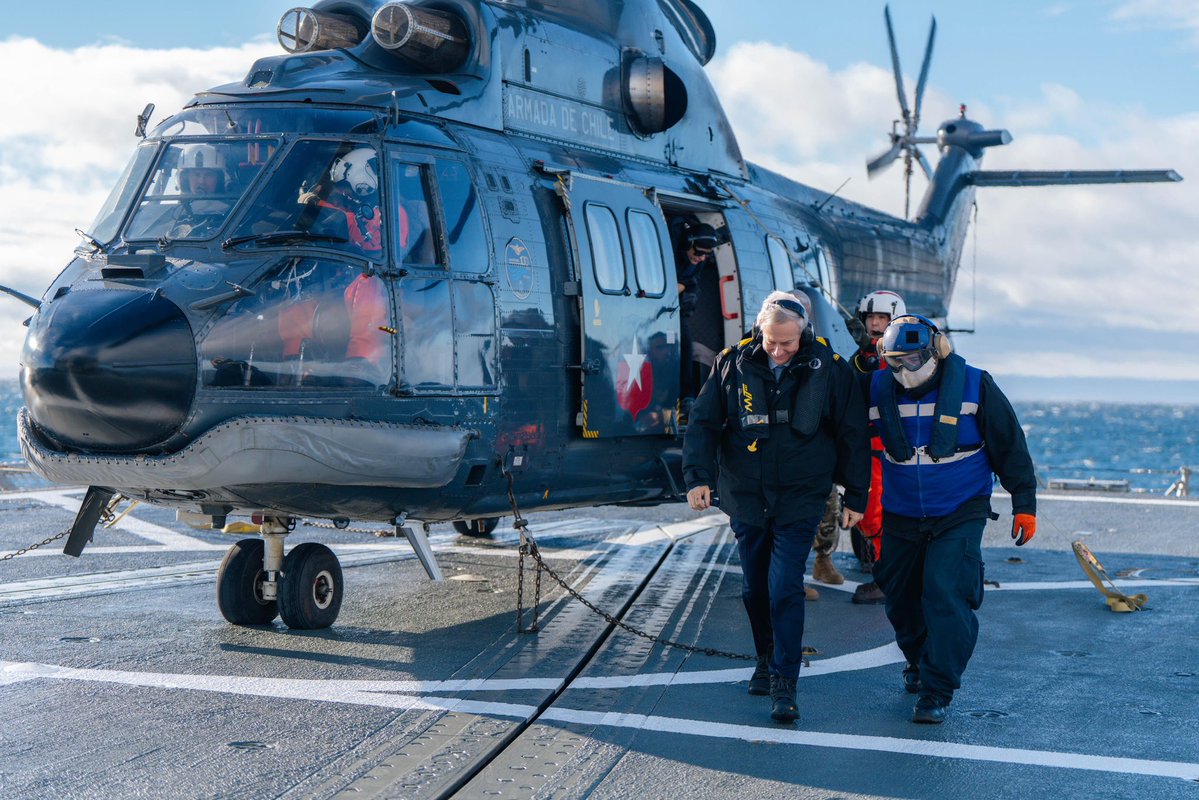 Oficina_Pdte's tweet photo. S.E. el Presidente de la República, José Antonio Kast Rist, acompañado por el ministro del Interior y de la SecretaríaGeneral de Gobierno, Claudio Alvarado, y el ministro de Defensa Nacional, Fernando Barros, participa del Navy Day organizado por la Armada en la Base Aeronaval Punta Arenas.

#Chile