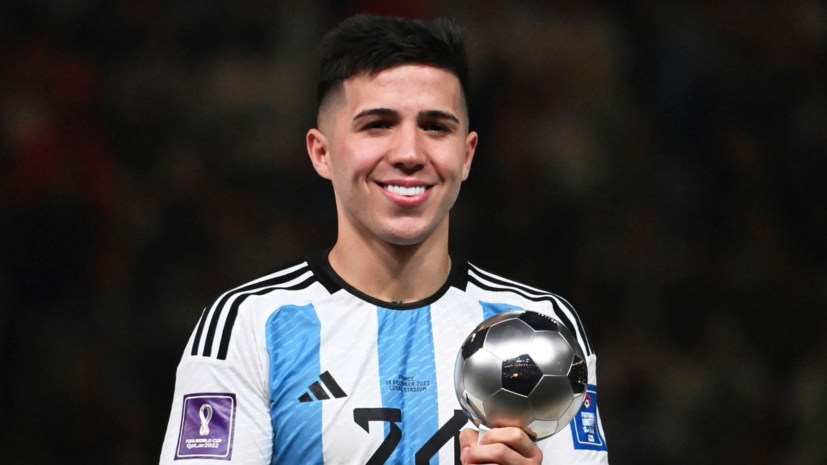 larryzeez0's tweet photo. 🚨🩵🤍 Manchester City have confirmed the signing of Enzo Fernández.
The Argentine midfielder has completed his £125 million move from Chelsea, equalling the British transfer record as the Citizens strengthen their midfield under Enzo Maresca. https://t.co/tQHGuQkQ2c