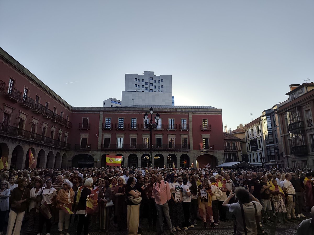 ondacerogijon's tweet photo. En la Plaza Mayor ya se escuchan gritos de "Ceuta es España" https://t.co/oLbkYRfhuh