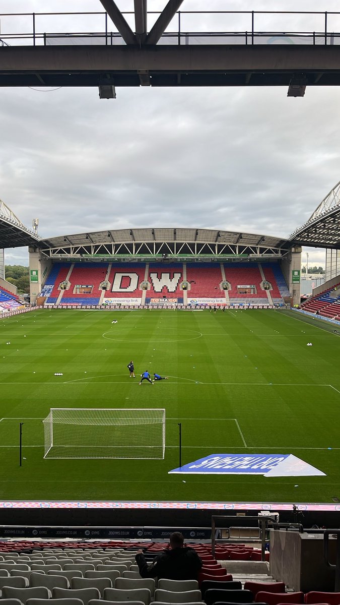 AndyDons14's tweet photo. Been here 2 mins and already deeply irritated that the DW is off centre https://t.co/gNyyGHySsh
