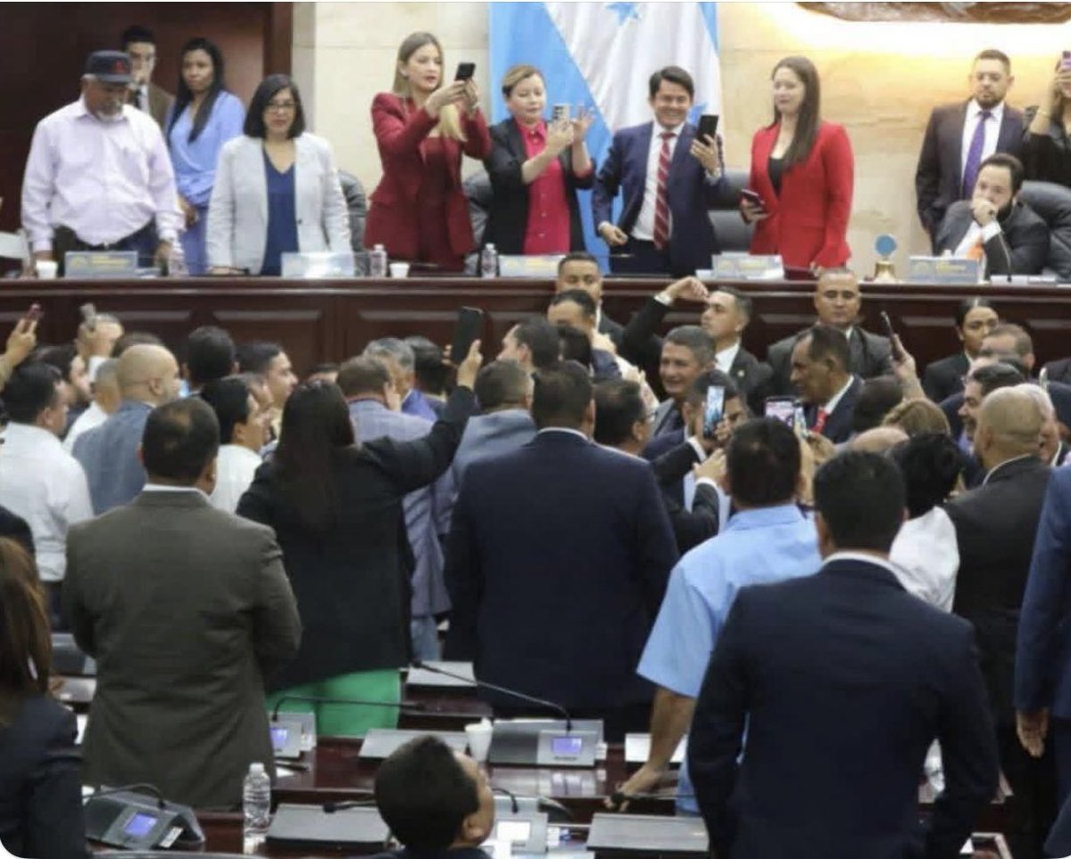 soymj17's tweet photo. Que felicidad la de los diputados ñangaras cuando estaban gastando el fondo, usando becas para proselitismo y desfalco, violentando la ley y abusando del poder…. 

Aaaaaaah pero cuando volves a la llanura y te toca comenzar a pagar tus abusos…

Se te borró la sonrisa….. https://t.co/oRec9muKTm