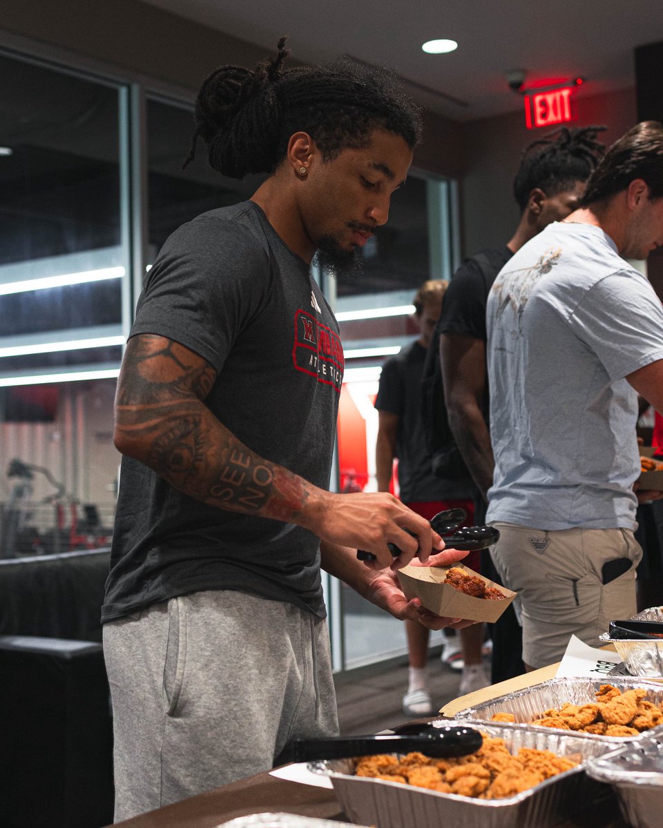 MiamiOHFootball's tweet photo. Thank you to @bwwings of Oxford for fueling our guys ⛽️ 

#RiseUpRedHawks |  🎓🏆 https://t.co/xVV6OKxwg5