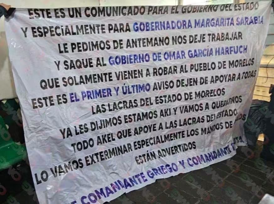 _Morelos_News's tweet photo. INCREÍBLE! 

Le dejan una lona a Margarita González en el paso Exprés #Cuernavaca, con amenazas hacía su gobierno, pero no pasa nada, ella está ocupada juntando acarreados para el evento de mañana en Plaza de Armas.
#Morelos https://t.co/VpUH9fDh6T