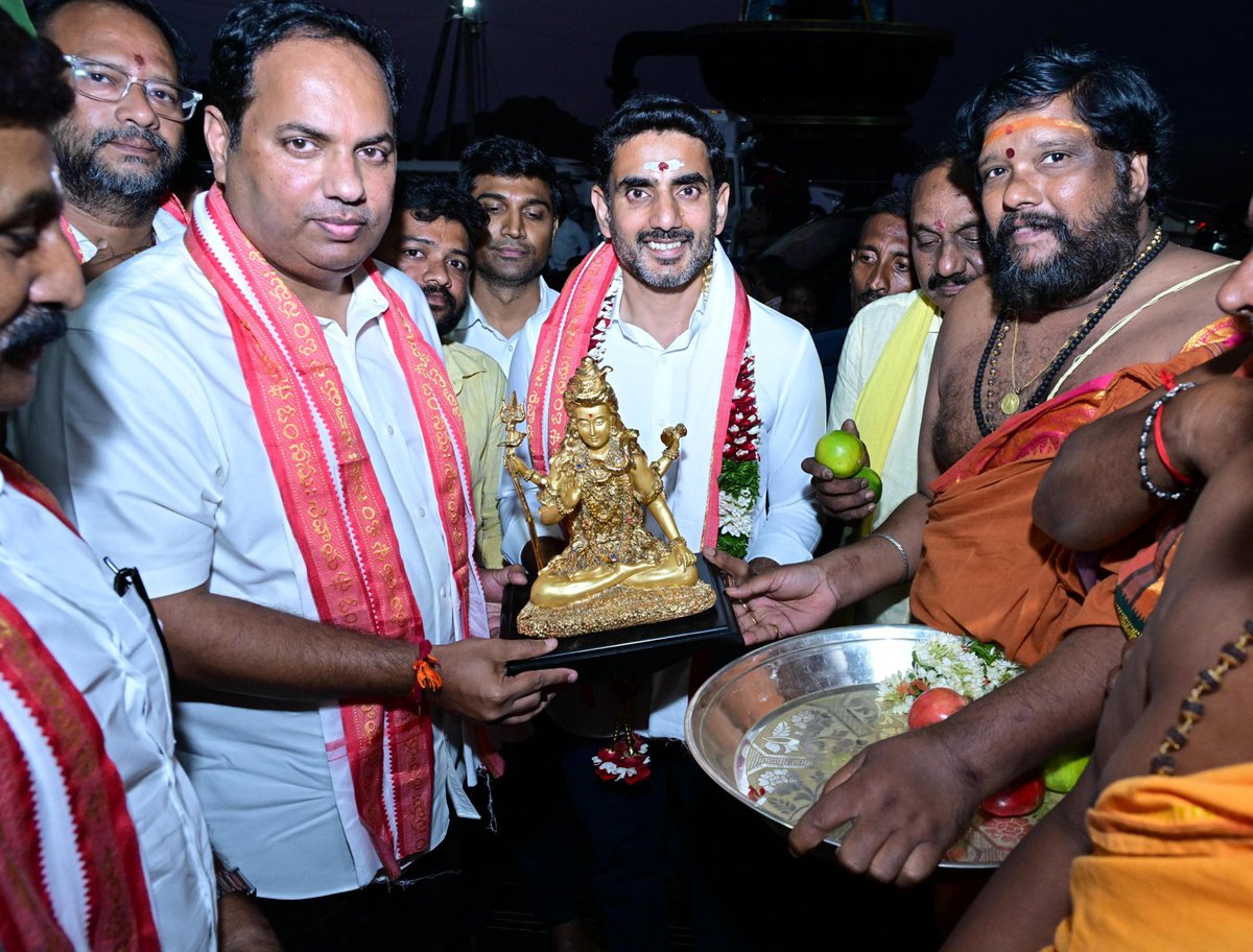 JaiTDP's tweet photo. నరసరావుపేట సమీపంలోని కోటప్పకొండ దేవాలయాన్ని విద్య, ఐటీ శాఖల మంత్రి నారా లోకేష్ సందర్శించారు. శ్రీ త్రికోటేశ్వర స్వామి వారిని దర్శించుకుని ప్రత్యేక పూజలు నిర్వహించారు. ఈ సందర్భంగా ఆలయ అర్చకులు వేదాశీర్వచనం చేశారు.
#NaraLokesh 
#AndhraPradesh https://t.co/KtFBYRs0O3
