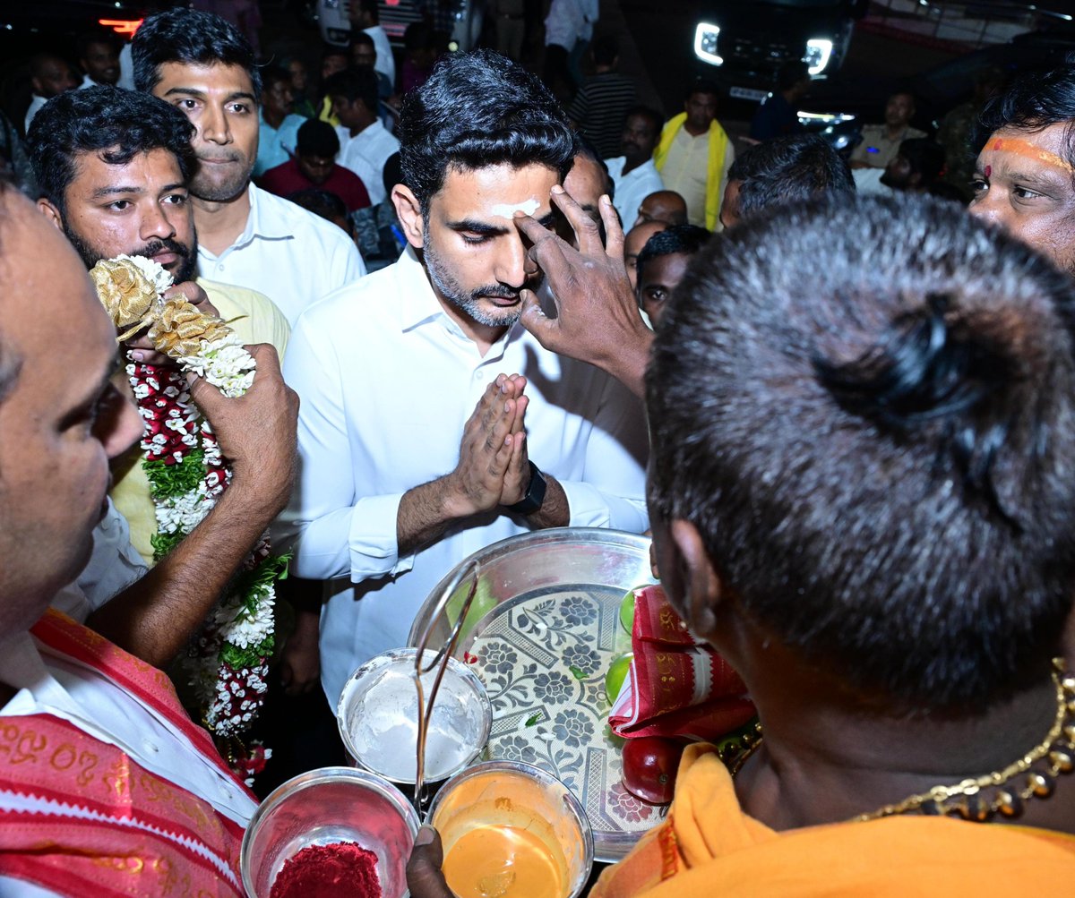 JaiTDP's tweet photo. నరసరావుపేట సమీపంలోని కోటప్పకొండ దేవాలయాన్ని విద్య, ఐటీ శాఖల మంత్రి నారా లోకేష్ సందర్శించారు. శ్రీ త్రికోటేశ్వర స్వామి వారిని దర్శించుకుని ప్రత్యేక పూజలు నిర్వహించారు. ఈ సందర్భంగా ఆలయ అర్చకులు వేదాశీర్వచనం చేశారు.
#NaraLokesh 
#AndhraPradesh https://t.co/KtFBYRs0O3