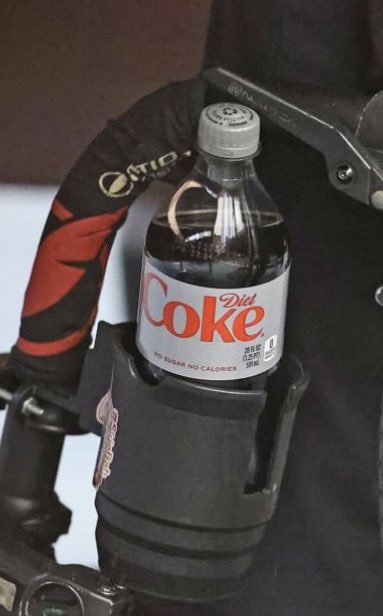 let_it_be1999's tweet photo. Lindsay Clancy has a sticker on her cup holder that says #Sidebah 🤔
#LindsayClancy #LindsayClancyTrial https://t.co/WZFQpo2TTr