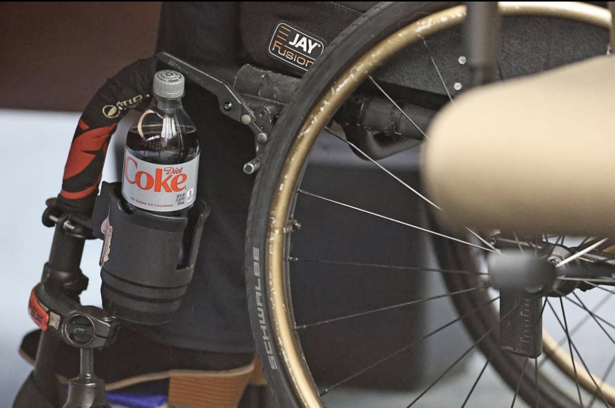 let_it_be1999's tweet photo. Lindsay Clancy has a sticker on her cup holder that says #Sidebah 🤔
#LindsayClancy #LindsayClancyTrial https://t.co/WZFQpo2TTr