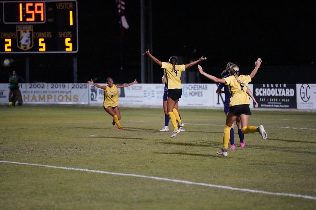 TLUWSOC's tweet photo. Started the season the right way🐶🤘

#TooLiveU | #PupsUp https://t.co/EYGWXI8mUw