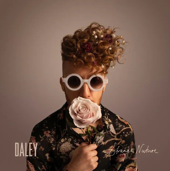 soulrnbcom's tweet photo. #SoulRnBAlbum 9 ans après son dernier album, le chanteur britannique @DALEYmusic proposera le 18 septembre son nouveau projet, intitulé  "Strange Nature". 
On y retrouvera ses singles "Lavender" et "Slide", ainsi que des collaborations avec Marsha Ambrosius et Robert Glasper. https://t.co/APD1vrgQqY