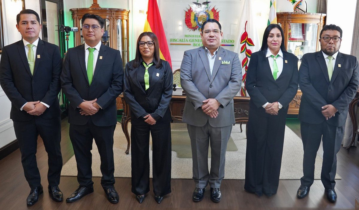 FGE_Bolivia's tweet photo. 📍FISCAL GENERAL POSESIONA A CINCO NUEVOS FISCALES DEPARTAMENTALES EN CHUQUISACA, ORURO, TARIJA, BENI Y POTOSÍ

https://t.co/JoAsXbRM5s

#EcosistemaROMA
#MinisterioPúblicoBolivia
#RogerMariacaFiscalGeneral https://t.co/ywWv5gJh00