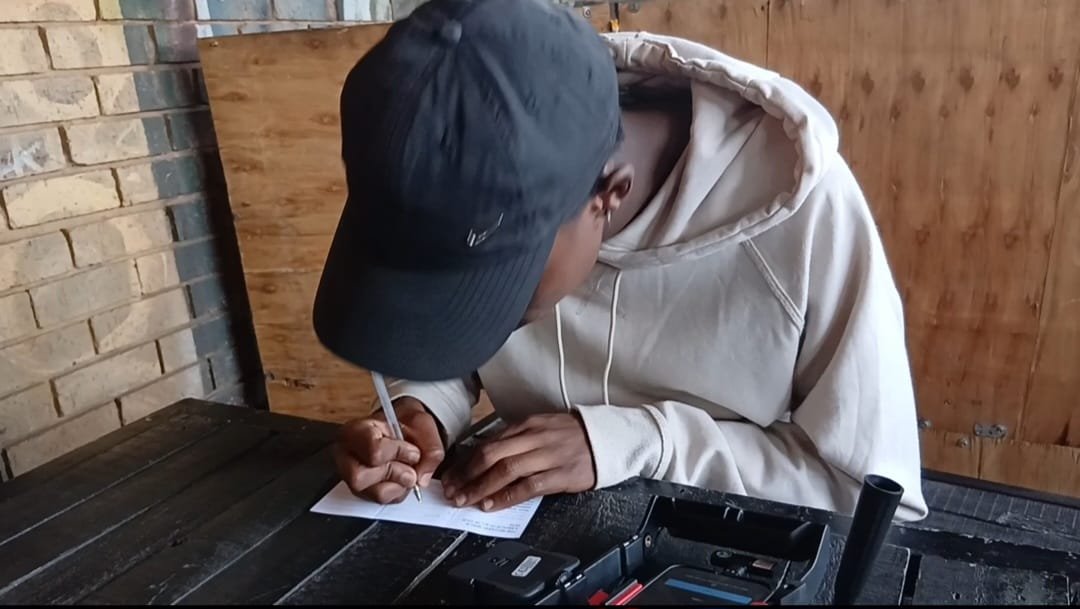 sisonkeBTC's tweet photo. @Bluewallet @Blockstream @FBCEglobal @BitcoinEkasi @bluewalletio @BlockstreamJade @ScottAWolfe @geyserfund @MyFirstBitcoin_ @TrezorAcademy We didn’t just talk BITCOIN, we learned how to own it. We explored the Bitcoin mempool &amp; ₿ blockchain to verify transactions. Finally emphasized the importance of self custody &amp; how to store seedphrases. 
Self custodial unlocked✅
Sovereignty✅ 
#beyourownbank
#Bitcoincommunity https://t.co/DtdzkOOUn0