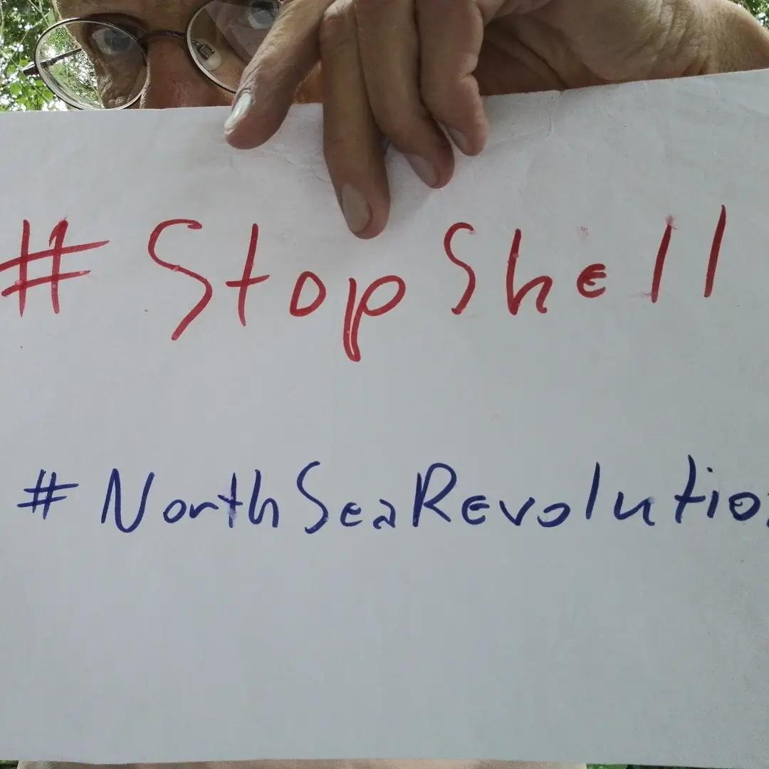 stamberg_e96884's tweet photo. Hi 
@KaoHua3 , 
I stand with you to #StopShell!
I nominate every person under this tweet.

It's URGENT: 
@shell
plans to leave parts of old oil platform with 11,000 tonnes of oil and toxicwaste in the #NorthSea.  
@Greenpeace https://t.co/cyzhZ5DlTh