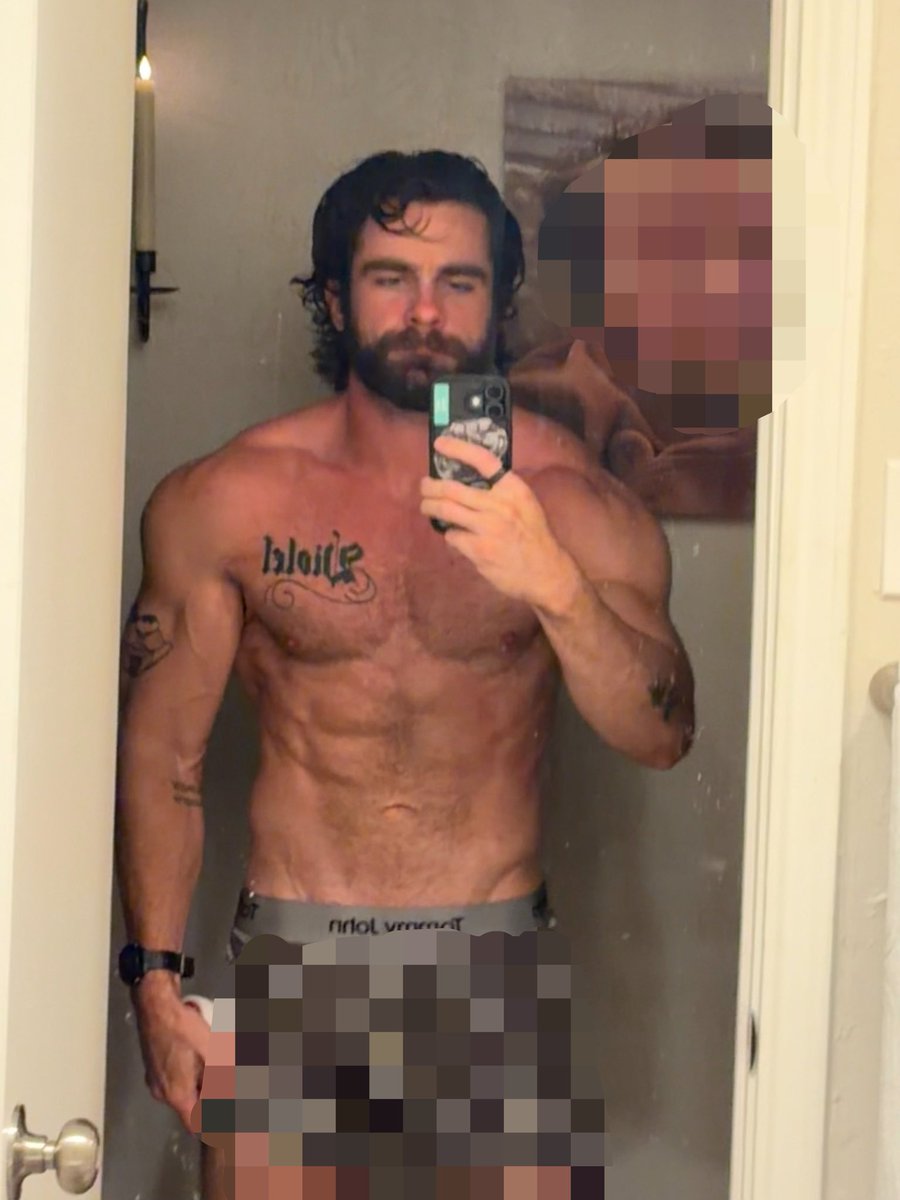 James9thLife's tweet photo. Left:                                Right: 
Blasting Test                TRT+
SARMs                           Peptides
Terrible recovery        Prioritized recovery
Terrible diet                  Locked in diet 
Inconsistent gym       Locked in training
Alcohol                          No alcohol
Terrible bloodwork    Clean bloodwork
Horrific BP                    Healthy BP