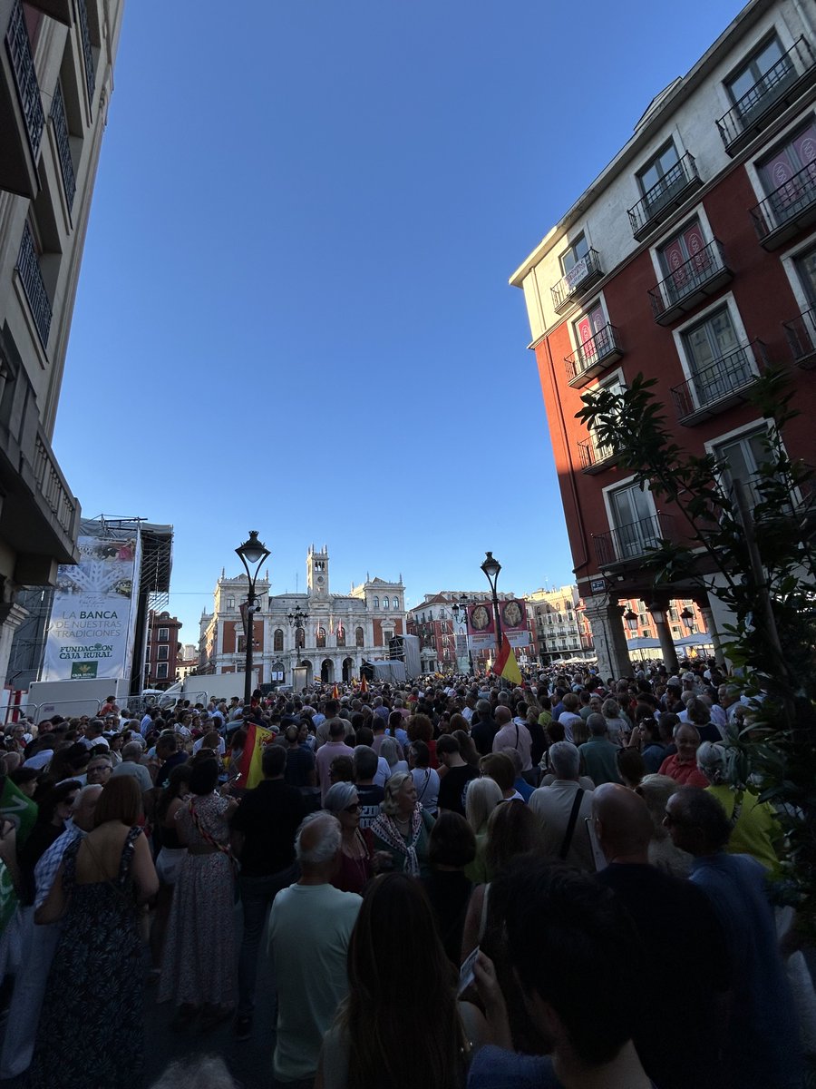 GalbaNerva's tweet photo. #valladolid 🟪🟪🟪🟪con #ceuta ⚪️⚪️⚫️⚫️⚪️⚪️⚫️⚫️
Parados en la Calle Santiago porque no se puede acceder a la Plaza Mayor de Valladolid.
🇪🇸🇪🇸🇪🇸🇪🇸🇪🇸🇪🇸🇪🇸🇪🇸🇪🇸
#ceutasedefiende
💪💪💪💪💪💪 https://t.co/3MhRJOZhz5