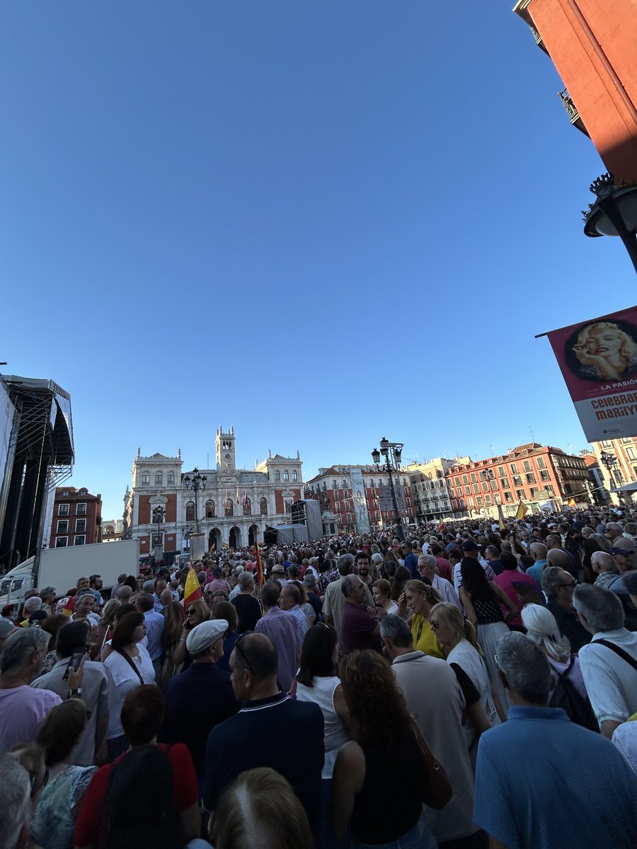 GalbaNerva's tweet photo. #valladolid 🟪🟪🟪🟪con #ceuta ⚪️⚪️⚫️⚫️⚪️⚪️⚫️⚫️
Parados en la Calle Santiago porque no se puede acceder a la Plaza Mayor de Valladolid.
🇪🇸🇪🇸🇪🇸🇪🇸🇪🇸🇪🇸🇪🇸🇪🇸🇪🇸
#ceutasedefiende
💪💪💪💪💪💪 https://t.co/3MhRJOZhz5