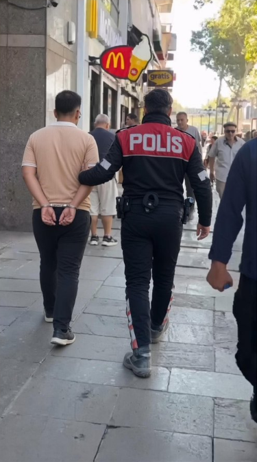 washingtonun9's tweet photo. 🚨SON DAKİKA🚨

ADİ PUŞT MUSTAFA SÖZEN TRAMVAYDA KADINLARI VE EVLİ ERKEKLERİ TECAVÜZ ETTİĞİ İÇİN TUTUKLANMIŞTIR

ADALET SONUNDA YERİNİ BULDU SAPIKLARA YER YOK!

OLAYIN ARDINDAN KARDEŞİ YUSUF SÖZENİN AÇIKLAMASI:ABİM TUTUKLANDI FAKAT BEN VARIM BEN AYNI ŞEYİ YAPMAYA DEVAM EDECEĞİM! https://t.co/uZzbbGUEnF