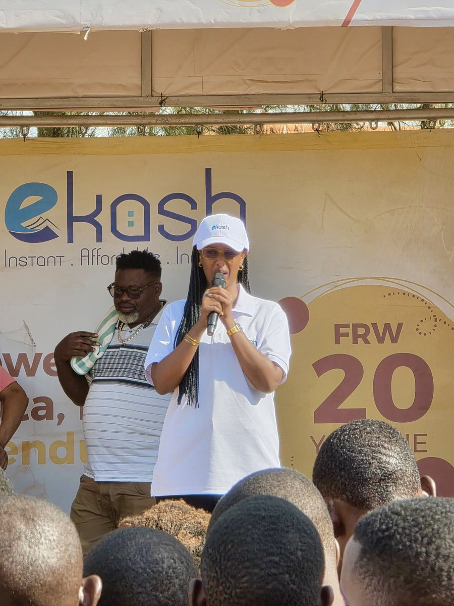 CentralBankRw's tweet photo. Uyu munsi, ubukangurambaga bwa #Twagiyekashiresi bwakomereje mu karere ka Gatsibo. Banki Nkuru y’u #Rwanda, ku bufatanye na @RSwitch,
@RwandaICT, n'ibigo by’imari bakomereje ubukangurambaga ku ikoranabuhanga mu kwishyurana harimo n’ irya #eKash ku baturage bo mu karere  kirehe ku isoko rya Rwagitima. 

Abacuruzi n’abahahira muri iryo soko beretswe ibyiza  by’ikoranabuhanga mu kwakira ubwishyu. Banakanguriwe gukoresha eKash kugirango bohereze amafaranga ku bigo by’imari bitandukanye mu buryo  bworoshye kandi bwizewe. 

Ubu bukangurambaga buzakomeza mu gihugu hose. 

#ekash
#TwagiyeKashiresi
#BNREngage
#KnowYourCentralBank