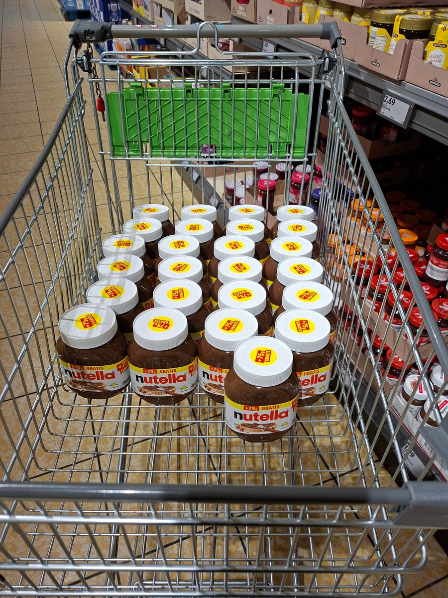 erni_berny's tweet photo. 📢ACHTUNG SÜßE SPARFREUNDE📢

wer nutella mag, sollte diese woche bei aldi süd zugreifen. dort kostet das 825g glas nur 3,99 €🥳

das entspricht einem kilopreis von nur 4,84 € und liegt damit deutlich unter dem normalen kilopreis von 7 bis 8 €🎉

habe auch schon zugegriffen😊 https://t.co/HqM9vHcxeq