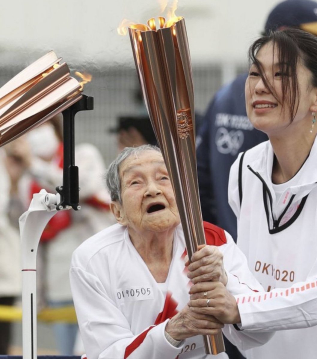 COTM_2's tweet photo. Shigeko Kagawa, la persona más longeva de Japón, ha fallecido a los 115 años.

Ella era tan reconocida que incluso llegó a portar la antorcha olímpica en 2021. https://t.co/0XAdgsUbsp