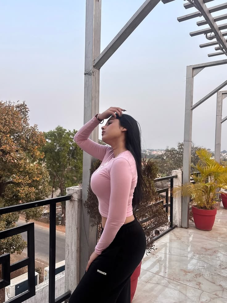 Charliez606_'s tweet photo. That girl lives like confidence is the sexiest outfit, just watch her shine 🔥 https://t.co/bFPXoqehC8