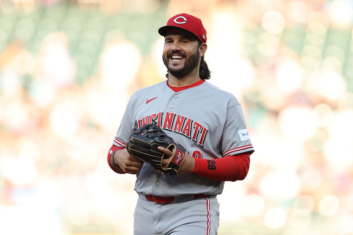 SleeperReds's tweet photo. Congratulations to Eugenio Suarez for passing his citizenship test and is one step closer to becoming a US Citizen!!🇺🇸🇻🇪 https://t.co/gL2HBlBAF0