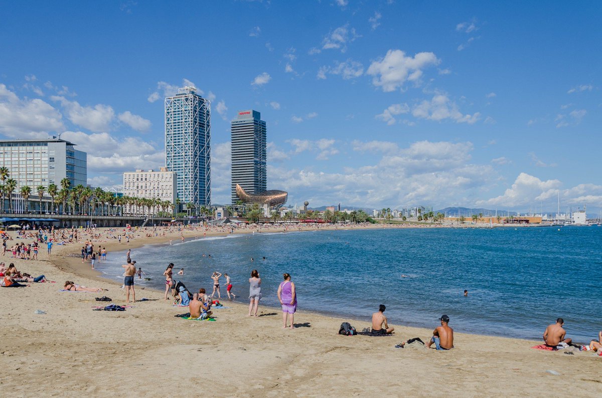LaurenAlfobuda's tweet photo. Atardecer en la playa de Barceloneta, el sol se hunde en el Mediterráneo, el aroma de churros recién hechos flota en el aire. Un momento perfecto para olvidar el estrés. https://t.co/m2eDzyV4Tq