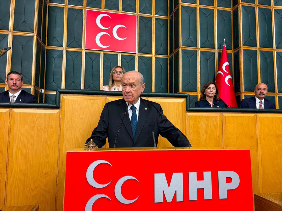 DursunNar46's tweet photo. Spora emek veren insanlara da büyük bir bühtandır. Siyasi görüşü etnik kökeni, mezhebi, meşrebi ne olursa olsun spor birleştiren, bütünleştiren herkesi kucaklaması gereken bir aktivitedir.

Amed Sporun Süper lige yükselmesinden ve burada başarılı olmasından milletimiz memnuniyet duymaktadır. Bir Anadolu takımının süper ligde kalıcı olması geçmişte benzer takımlarımızda olduğu gibi büyük bir beklentidir.

Bununla birlikte Amed Spor’u kirli projelerine alet etmek isteyenlerin olduğu anlaşılmaktadır ve bu provokasyona karşı en başta kulüp yetkililerinin ve Diyarbakır halkının tepki göstermesi gerekmektedir.

Bu girişimler terörsüz Türkiye’yi sabote planıdır. Kardeşlik iklimini ve barışı zehirleme girişimidir.

Liderimiz Sayın Devlet Bahçeli