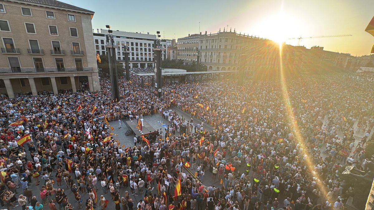 ElImperialEsp's tweet photo. 🇪🇸 Zaragoza, España | 🔴 LLENAZO EN ZARAGOZA: Los ciudadanos de la capital aragonesa salen a las calles y llenan hasta arriba la Plaza del Pilar. https://t.co/3GkC3m9loO