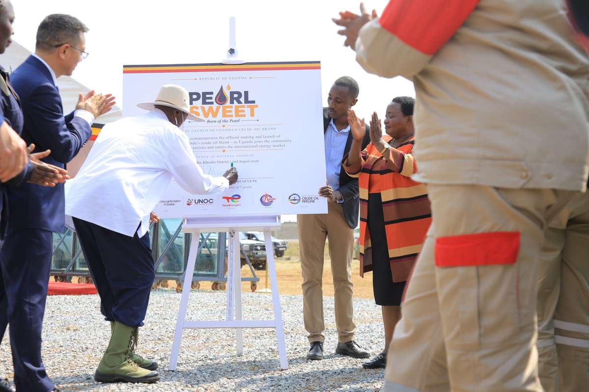TotalEnergiesUG's tweet photo. H.E. President @KagutaMuseveni has officially unveiled the name of Uganda’s crude oil, #PearlSweet, at the Kingfisher Development Project (KFDP), operated by @CNOOCUgandaLtd in Kikuube District.

The @TotalEnergiesUG EP Uganda team, led by General Manager @PhilippeGroueix, was honoured to join senior government officials, Joint Venture partners, and other stakeholders in commemorating this defining moment for Uganda’s oil and gas industry.