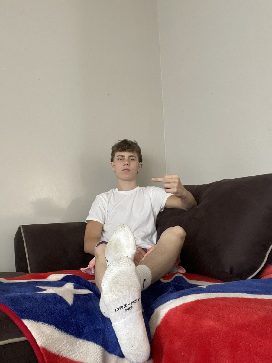 gerardbank2474's tweet photo. whose $erving today boys 😈 your pathetic goon 🧠 keeps coming back to these perfect teen $oles for a reason💰💸 stop trying to fight your addiction 😂 doing calls all day 📲

#findom #feet https://t.co/P80fSD3ofs