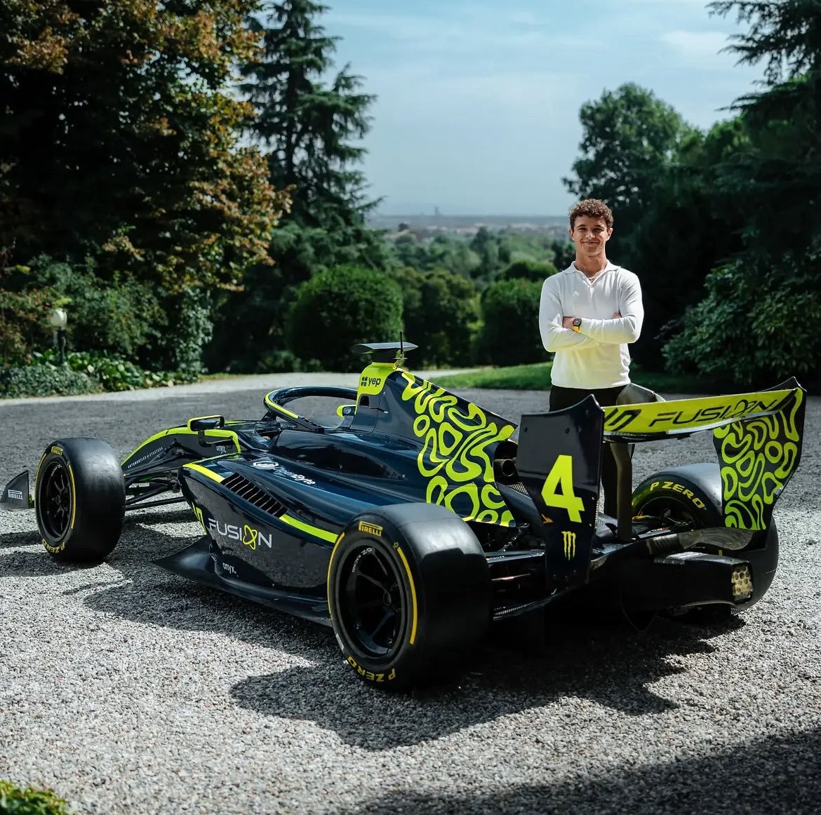 blog_formula1's tweet photo. 🚨 LANDO NORRIS ANUNCIA CRIAÇÃO DE EQUIPE DE CORRIDA E DE PROGRAMA PARA JOVENS PILOTOS 🚨

INCRÍVEL! O atual campeão mundial de F1, Lando Norris, acabou de anunciar a criação da sua própria equipe de corrida, a LN4 Fusion, e a de um programa para desenvolver jovens pilotos:

"Tive a sorte de realizar meu sonho e agora quero ajudar outros a realizarem os seus. Construímos a equipe com pessoas em quem confio, pessoas que vivenciaram todos os níveis do automobilismo e sabem exatamente o que é preciso para vencer. 

O objetivo é nos tornarmos a principal equipe júnior de monopostos. Estaremos no grid da Fórmula 4 Italiana, FREC, Fórmula 3 e estamos trabalhando para garantir uma vaga na Fórmula 4 Britânica e na Fórmula 2.

E não é só isso. Também criamos o Programa LN4 Legacy para financiar e apoiar jovens pilotos talentosos que, de outra forma, não teriam essa oportunidade. Dando a eles o suporte necessário dentro e fora das pistas para que tenham a melhor chance de sucesso.

Ver isso se transformar de uma ideia em realidade é incrível. Um enorme agradecimento a todos que contribuíram para que isso acontecesse.

Estou animado com o que está por vir. Nos vemos no grid em 2027"