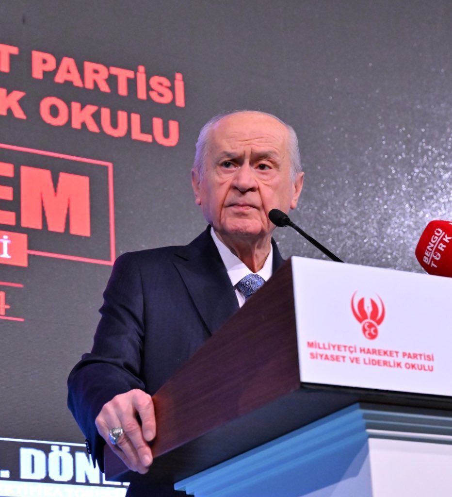 DursunNar46's tweet photo. İslam milletçe müşerref olduğumuz son dindir. Kutlu ceddimiz asırlar boyunca İslamın sancaktarı olmuştur. İki cihan serveri Peygamber Efendimiz rehberimizdir.

Yahya Kemal Beyatlı’nın "Şu kopan fırtına Türk ordusudur yâ Rabbi, Senin uğrunda ölen ordu, budur yâ Rabbi.” mısralarında vurguladığı gibi Türk milleti zaferlerini şehit ve gaza ruhuyla, imanla, inançla kazanmıştır.

Gelecek Türk asırları da bilimde, ekonomide, dış politikada bu inanç, iman ve sadakatle gerçekleştirilecektir. İslami araştırma adı altında milletimizi köksüz, kişiliksiz, dinsiz bir toplum gibi gösterme gayreti büyük bir saptırma, önemli bir beşinci kol faaliyetidir.

Türk milleti inançlıdır, ahlaklıdır, imanlıdır, dinine, diyanetine, geleneksel değerlerine, kültürel emanetlerine bağlı ve sadıktır.
Türk milletinin böylesi bir üslupla itham edilmesi, töhmet altında bırakılması ayıplı ve ahlaksız bir komplodur.

Bu anket şirketlerinin toplumda yapmaya çalıştıkları yönlendirme ve tahribat bütün yönleriyle araştırılmalıdır.

Liderimiz Sayın Devlet Bahçeli