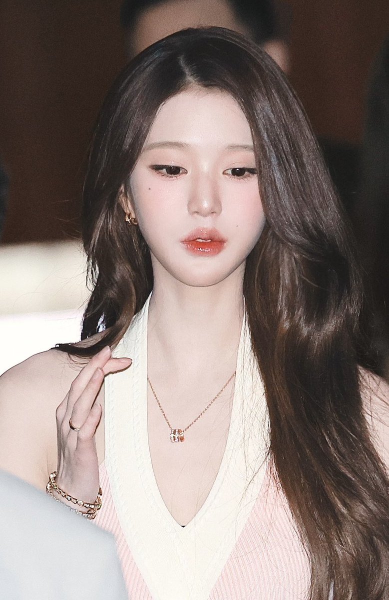 wonyoungdollz's tweet photo. Wonyoung is just UNREAL 🩷 https://t.co/ktewObOcPV