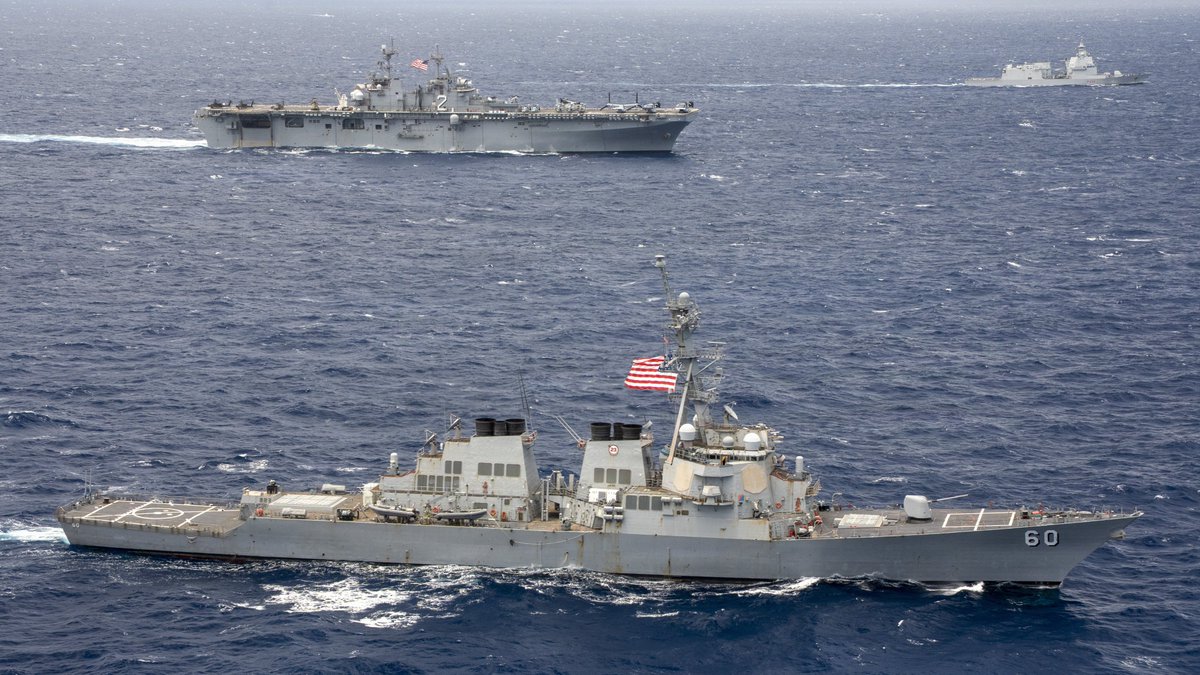 SurfaceWarriors's tweet photo. In a recent visit to USS Paul Hamilton (DDG 60), VADM Joe Cahill and FORCM Larry A. Lynch, commended Sailors for their warfighting cohesion during combat rehearsals at @RimofthePacific.
📸 MC1 Chelsea Daily
#USNavy | #ReadyOnArrival | #RIMPAC2026
@USNavy | @USPacificFleet https://t.co/yi5HM3Ehcj