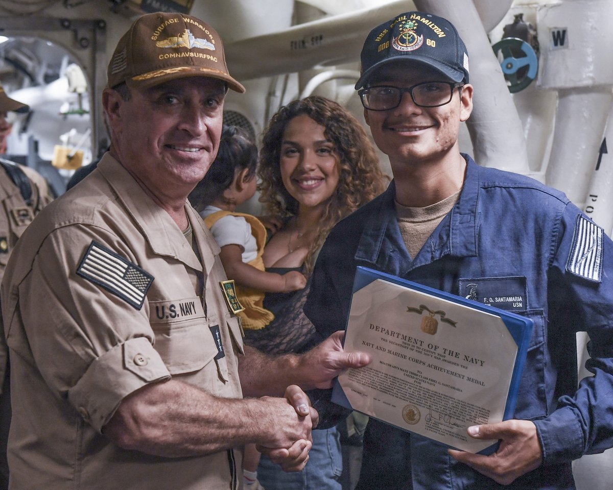 SurfaceWarriors's tweet photo. In a recent visit to USS Paul Hamilton (DDG 60), VADM Joe Cahill and FORCM Larry A. Lynch, commended Sailors for their warfighting cohesion during combat rehearsals at @RimofthePacific.
📸 MC1 Chelsea Daily
#USNavy | #ReadyOnArrival | #RIMPAC2026
@USNavy | @USPacificFleet https://t.co/yi5HM3Ehcj