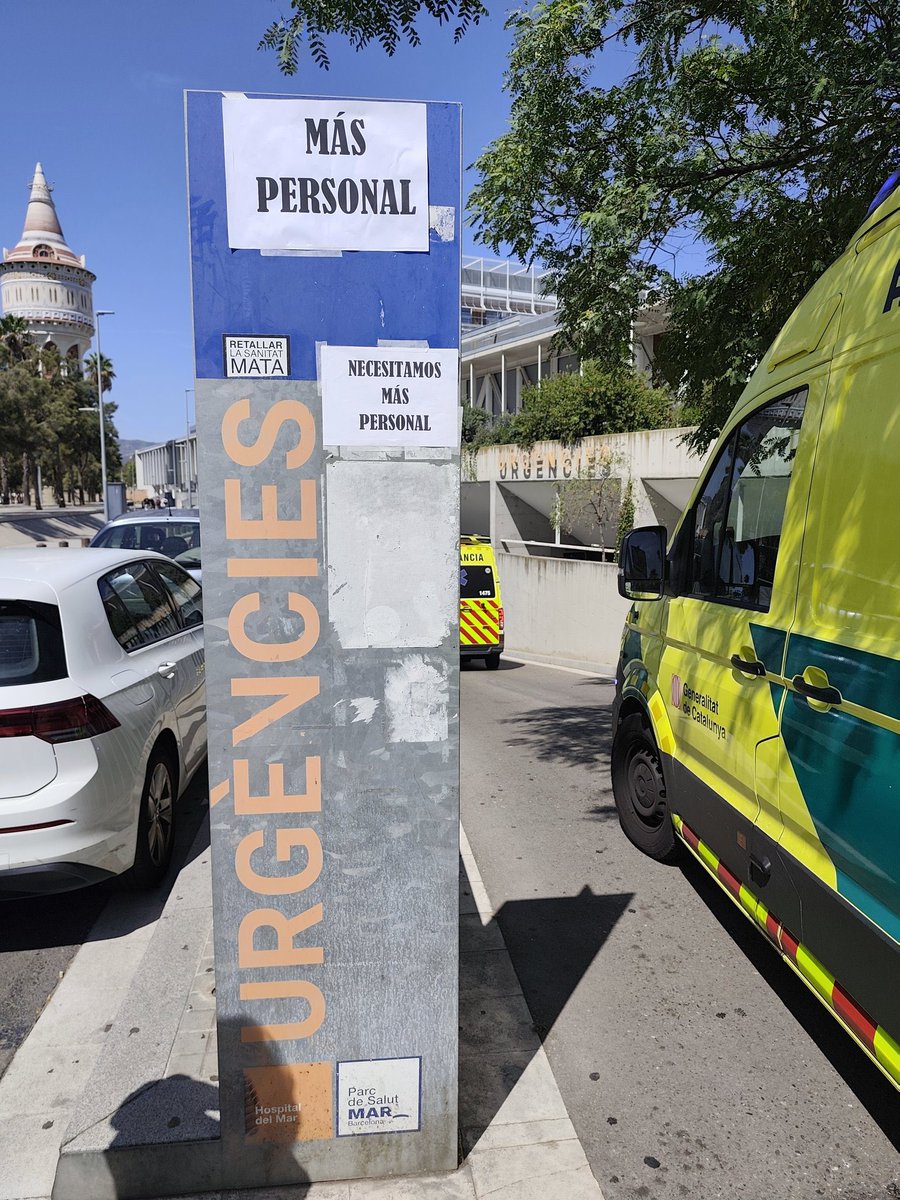 SergiMaranya's tweet photo. 🔴 ATENCIÓ 20.01 h: Un pacient de 92 anys ha mort aquesta nit en un passadís d’Urgències de l’Hospital del Mar de Barcelona, segons han denunciat els mateixos professionals del servei.

🏥 Fa només dos dies, Urgències acumulava 200 pacients: 52 feia més de 24 hores que hi eren, 47 esperaven ingrés i un pacient acumulava més de 171 hores al servei.

😰 Els treballadors asseguren que estan «esgotats físicament i emocionalment» i que diversos professionals han acudit aquest matí al servei de salut laboral. Adverteixen que la saturació és crònica i posa en risc pacients i personal.

🤔 Que un avi acabi morint en un passadís mentre els mateixos sanitaris alerten que no poden més hauria de fer saltar totes les alarmes. El Govern de pandereta no pot normalitzar que pacients, molts d’edat avançada, passin dies sencers amuntegats a Urgències. La sanitat pública també es defensa garantint recursos, llits i unes condicions dignes.