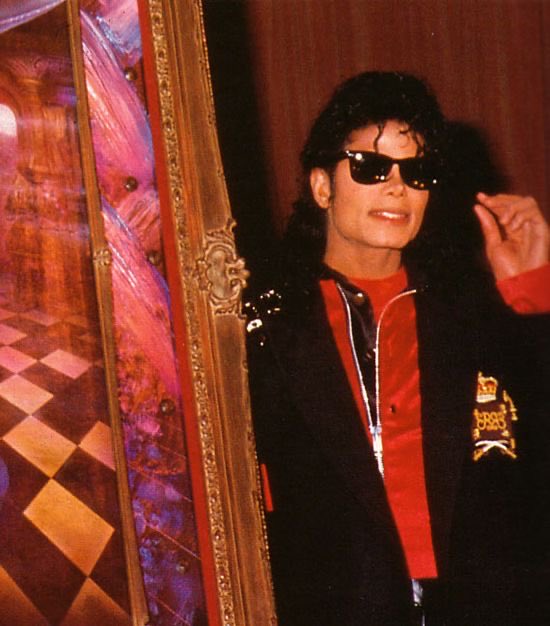moondustedd_'s tweet photo. more footage of michael receiving his 2 million dollar portrait in 1990 https://t.co/TdOqrupNIz