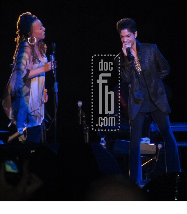 drfunkenberry's tweet photo. R.I.P to Cassandra Wilson who passed away today September 2nd. @reallycassandra was overjoyed of this photo of her performing with @prince in 2011 at the @thekiaforum. Photo courtesy @drfunkenberry NPG Records 2011. https://t.co/qQVwZFaRmJ