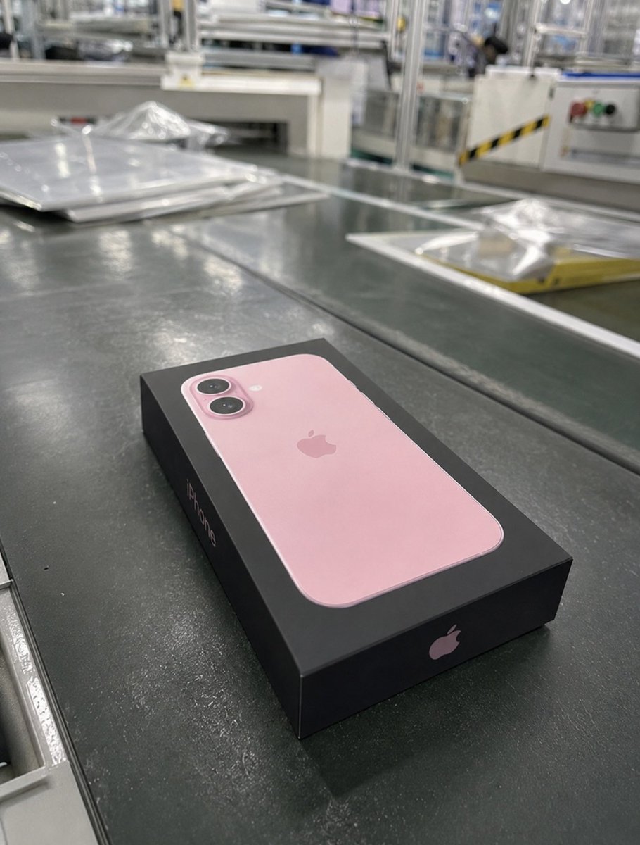 MajinBuofficia's tweet photo. It appears that the iPhone 18 features a design similar to that of the iPhone 16 and iPhone 17 models, with the exception of black packaging and a slight increase in size, bringing it closer to the Pro Max variant. https://t.co/bEJqnBwSlc
