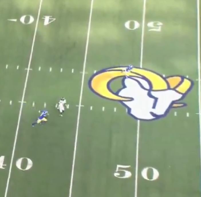 FreeJaxs's tweet photo. @Gavin2Hell @johnrivers131 he has him beat ngl but atp the ball is in the air and geno was getting flushed out https://t.co/eAppWwqpXj