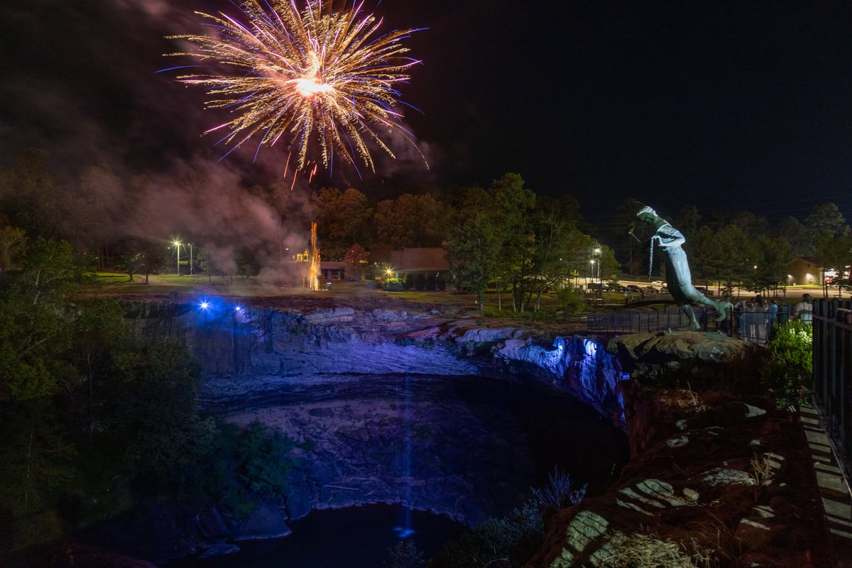 visitnorthal's tweet photo. 🍷 Wine, a five-course dinner AND fireworks over Noccalula Falls? Yes, please! ✨

Alabama Wine Festival: Wine &amp; Dine in the Gardens returns Sept. 18-19 with wine pairings, live music, bourbon tastings &amp; more.

🎟️ https://t.co/yx39YIRBm3

#VisitNorthAL https://t.co/7nHT3BCBD2