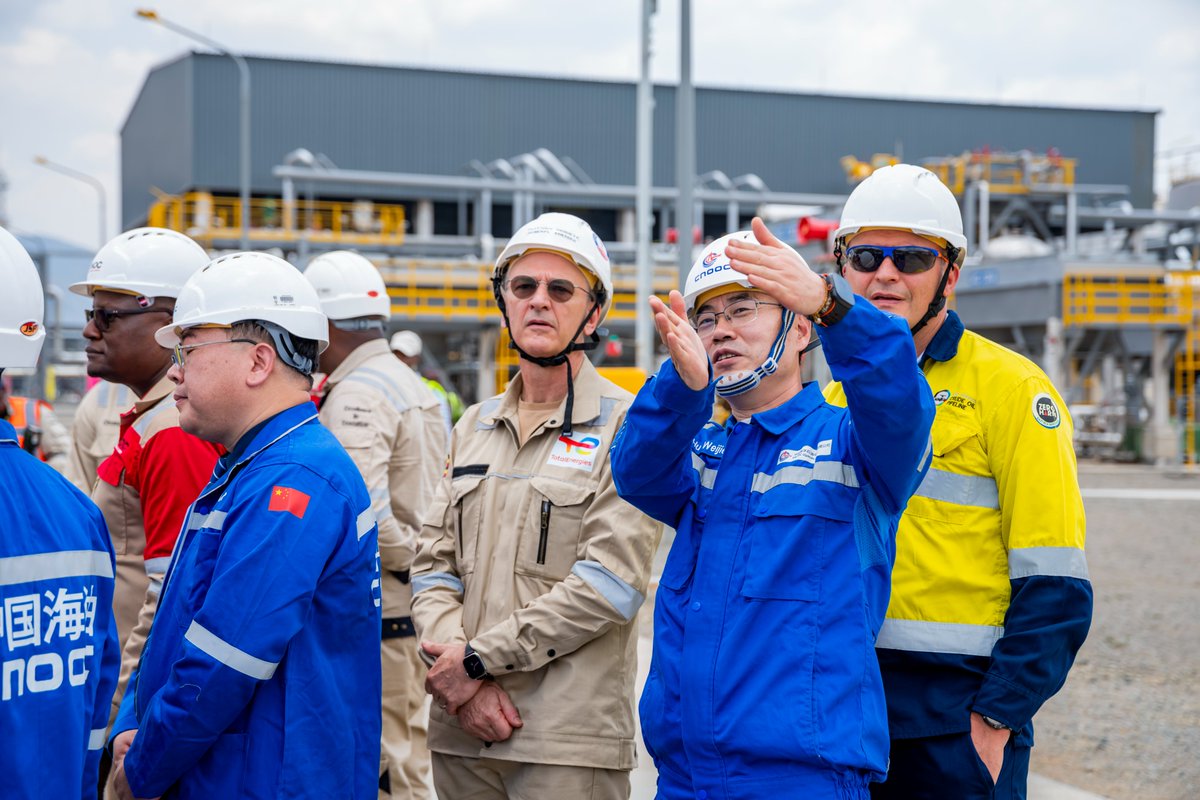 TotalEnergiesUG's tweet photo. H.E. President @KagutaMuseveni led a high-level delegation comprising the Prime Minister, the Minister of Energy and Mineral Development, the Permanent Secretary of @MEMD_Uganda, and other sector leaders from @TotalEnergies, @EACOP_, @PAU_Uganda, and @UNOC_UG on a tour of the Kingfisher Central Processing Facility (CPF).

Jointly owned by @TotalEnergiesUG EP Uganda (56.67%), @CNOOCUgandaLtd (28.33%), and @UNOC_UG (15%), the Kingfisher Project is now 80% complete overall and approaching the commissioning and testing phase. According to @MEMD_Uganda Permanent Secretary @irenebateebe, the project is expected to reach 40,000 barrels of oil per day at peak production.