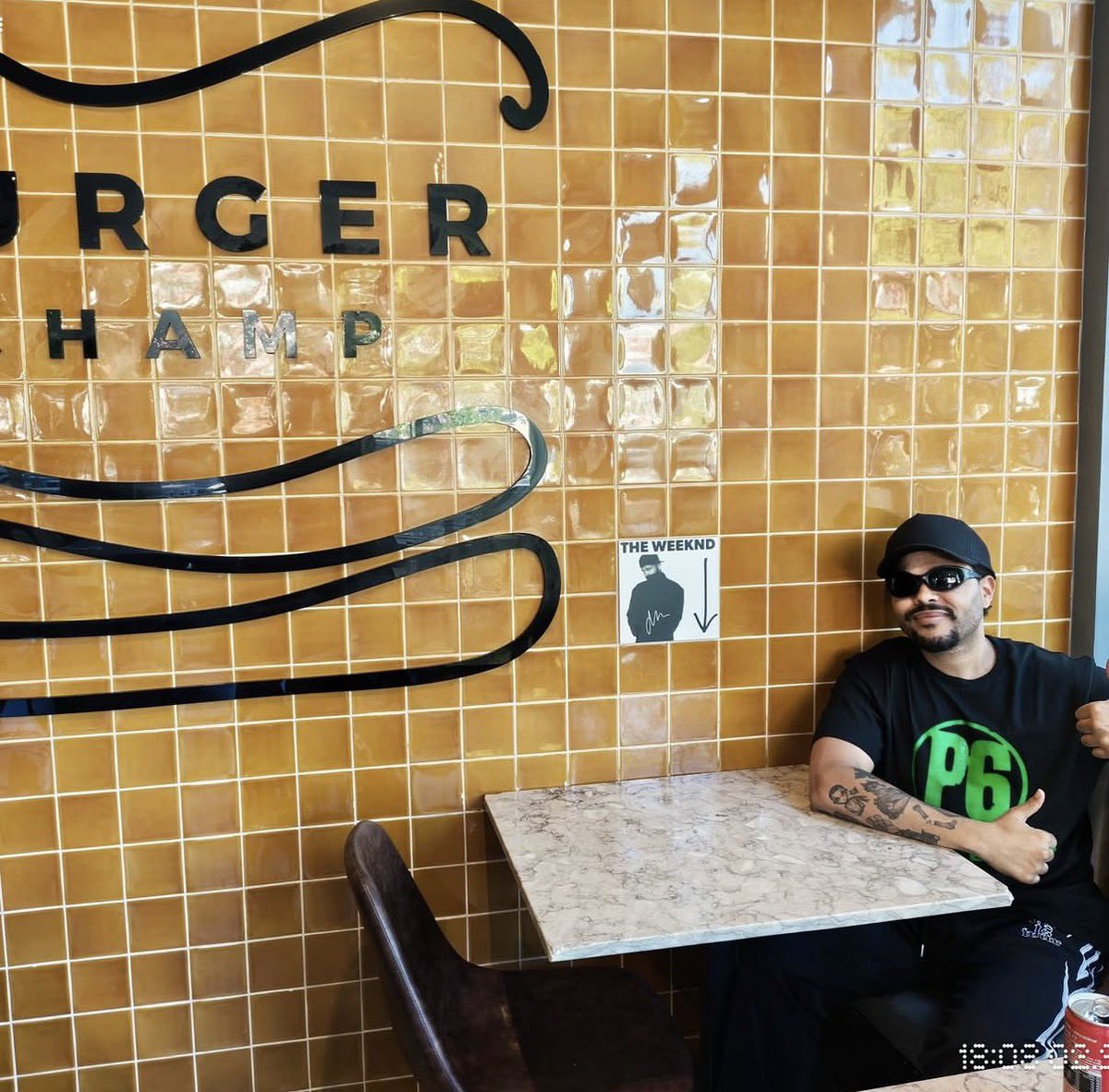 MementoMoriXO's tweet photo. The Weeknd paid a visit after 3 years to Burger Champ in Portugal to eat the “greatest burger in the world” in his own words 🍔🇵🇹  

Separate fun fact: he’s wearing his Persona 6 tee that was gifted to him by the Persona games series illustrator Shigenori Soejima - this tee isn’t even on sale yet!