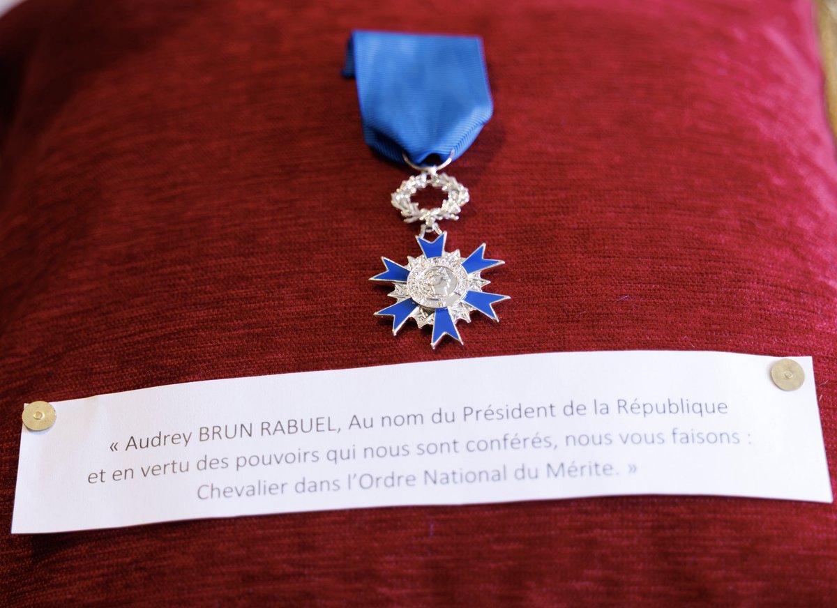 RenaudMuselier's tweet photo. Une grande joie de remettre à @audreyrabuel, l'Ordre National du Mérite !

Au sein de mon cabinet pendant + de six ans, désormais à la direction de @risingSUD auprès de Bernard @KLEYNHOFF, Audrey sert notre territoire et nos entreprises avec rigueur.

Félicitations 👏 https://t.co/EsPh9ulC7C